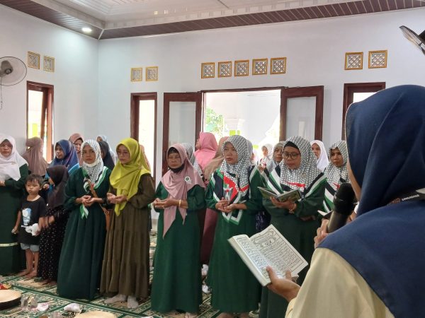 Takmir Masjid Baiturrahim dan Mahasiswa KKN UNUGHA Cilacap Gelar Pembacaan Maulid Al-Barzanji