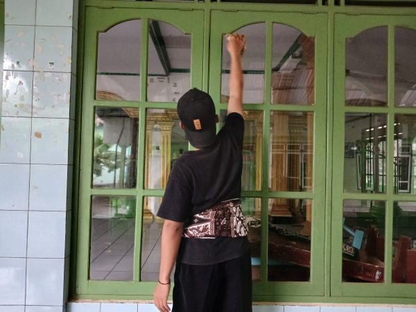 Mahasiswa KKN UNUGHA Cilacap Gelar Kegiatan Pembersihan Masjid Baiturrahim di Desa Karangtawang