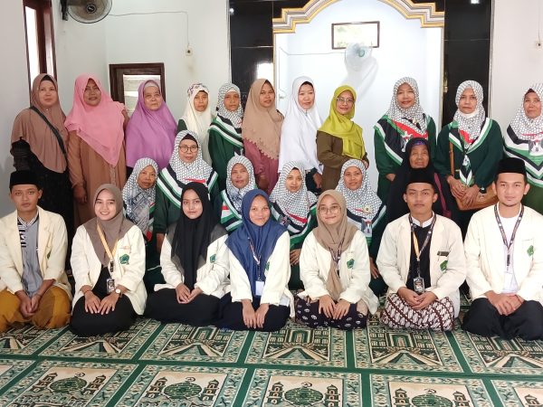 Penyelenggaraan Asmaul Husna bersama Fatayat NU Ranting Karangtawang bekerja sama dengan KKN UNUGHA