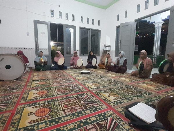 Pelatihan Hadroh Bagi Pemuda, Ibu-ibu Fatayat dan Muslimat NU Desa Karangtawang Bekerja Sama Dengan KKN UNUGHA
