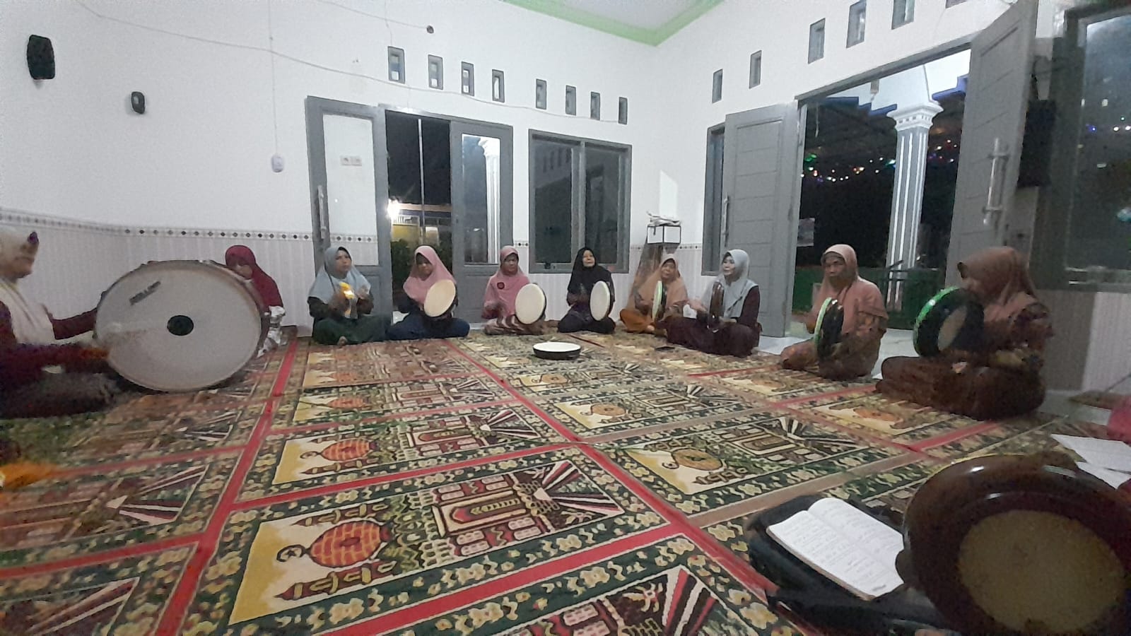 Pelatihan Hadroh Bagi Pemuda, Ibu-ibu Fatayat dan Muslimat NU Desa Karangtawang Bekerja Sama Dengan KKN UNUGHA