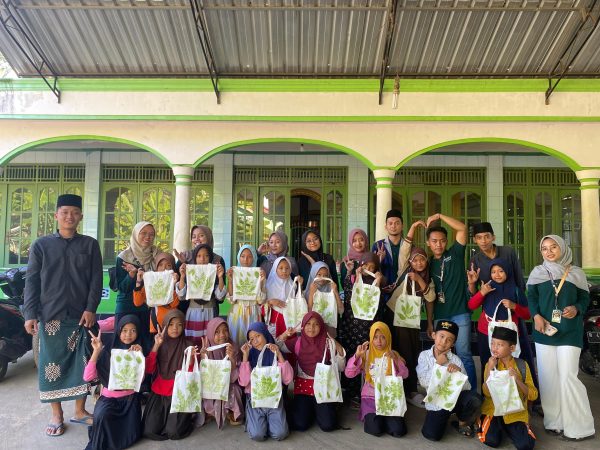 Pelatihan Eco Print Dari Bahan Higienis Bersama Santri Santriwati TPQ Al-Huda Desa Karangtawang Bekerja Sama Dengan KKN UNUGHA