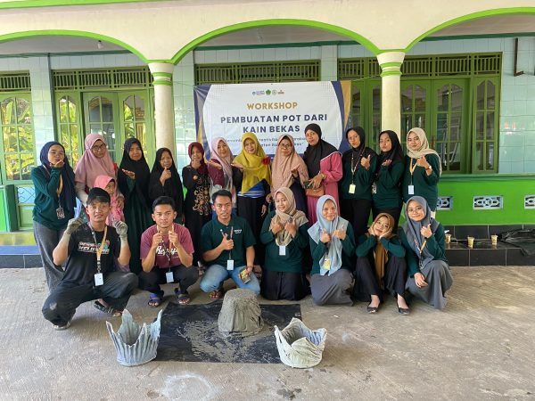 Pelatihan Pembuatan POT Dari Kain Bekas dan Pemanfaatannya Bekerja Sama Dengan KKN UNUGHA dan Ibu-Ibu Fatayat dan Muslimat NU Desa Karangtawang