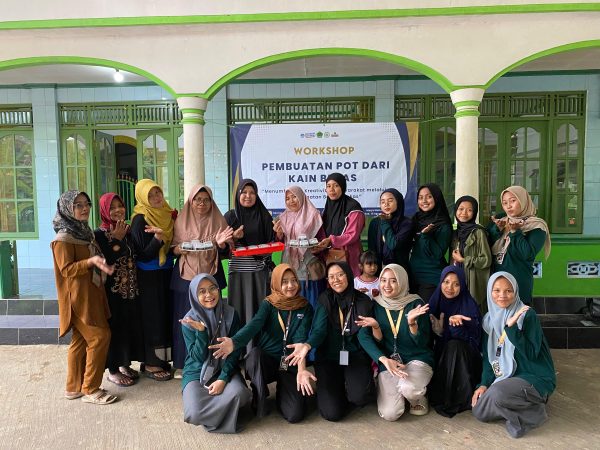 Pelatihan Pembuatan Mochi Dari Singkong dan Pemanfaatannya Bekerja Sama Dengan KKN UNUGHA dan Ibu-Ibu Fatayat dan Muslimat NU Desa Karangtawang