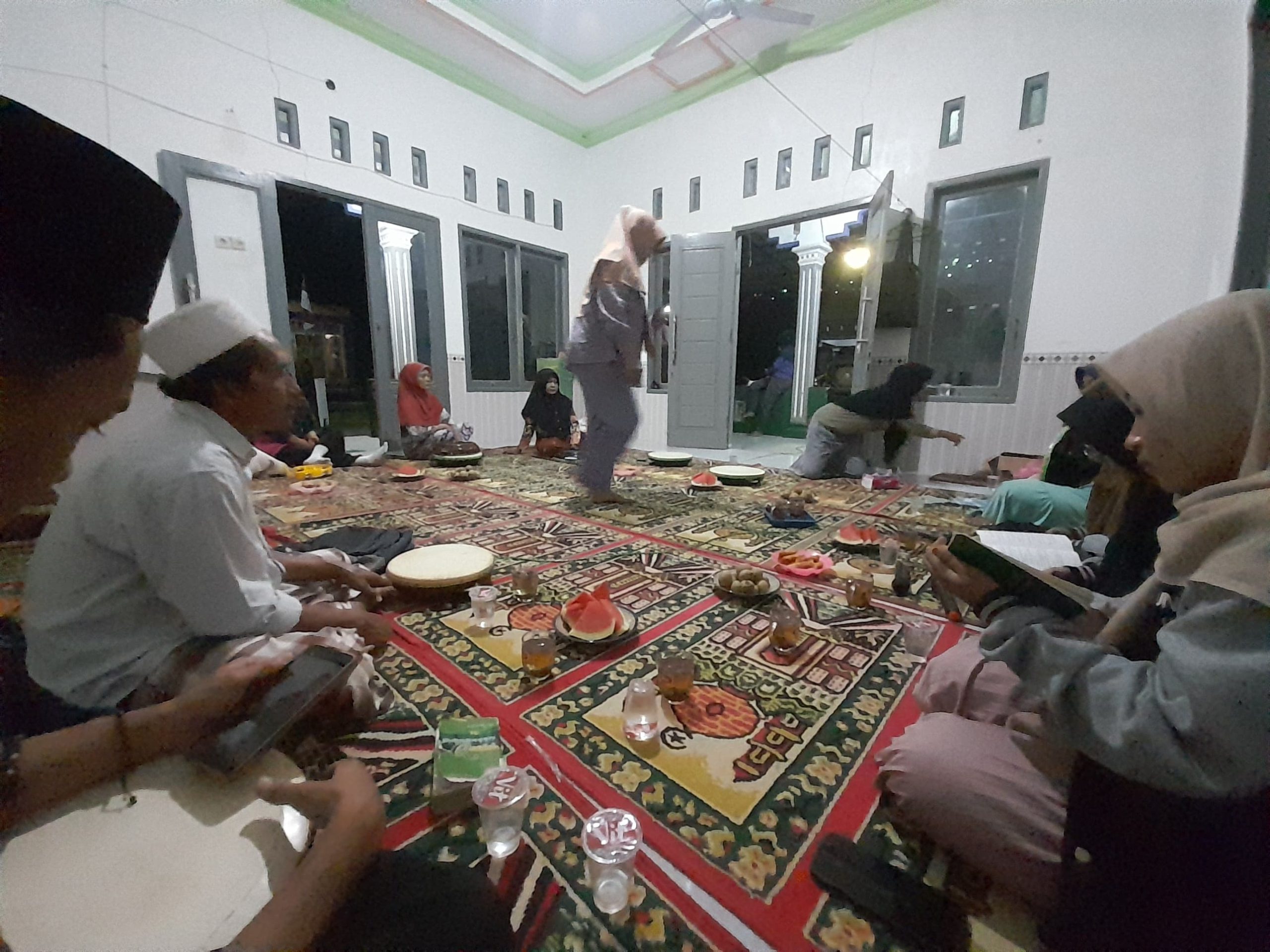 Pembacaan Yasin dan Tahlil Rutin Bersama Jamaah Masjid Bekerja Sama Dengan KKN UNUGHA dan Takmir Masjid Baiturrahim Desa Karangtawang