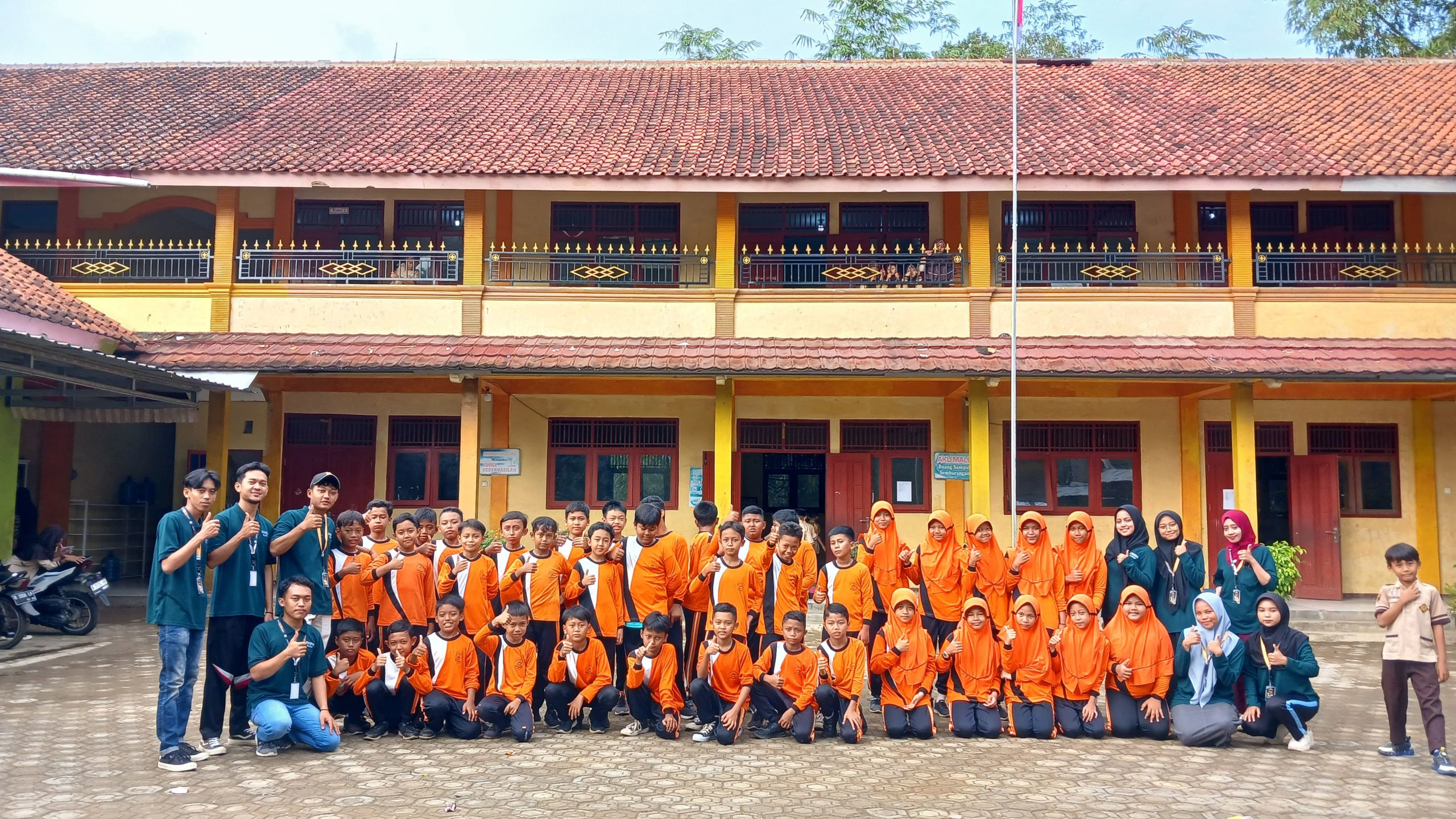 Pembelajaran dan Ziyadah Hafalan Juz 'Amma Dengan Siswa Siswi MI An-Nur Desa Karangtawang Bekerja sama dengan KKN UNUGHA dan Bapak Ibu Guru Madrasah
