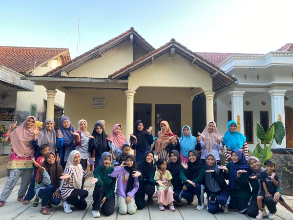 Senam Sehat Bersama Ibu-ibu PKK, Fatayat NU dan Muslimat NU Desa KarangTawang Bekerja Sama Dengan KKN UNUGHA