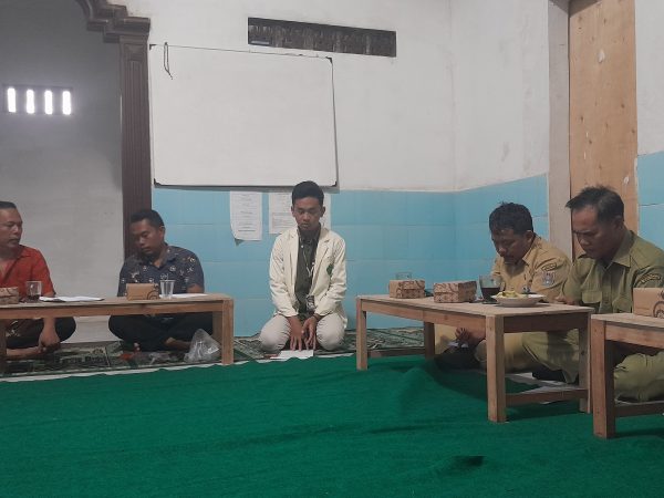Gotong Royong Persiapan HUT RI Ke 79 Bekerja Sama Dengan KKN UNUGHA dan Panitia Perayaan HUT RI Desa Karangtawang
