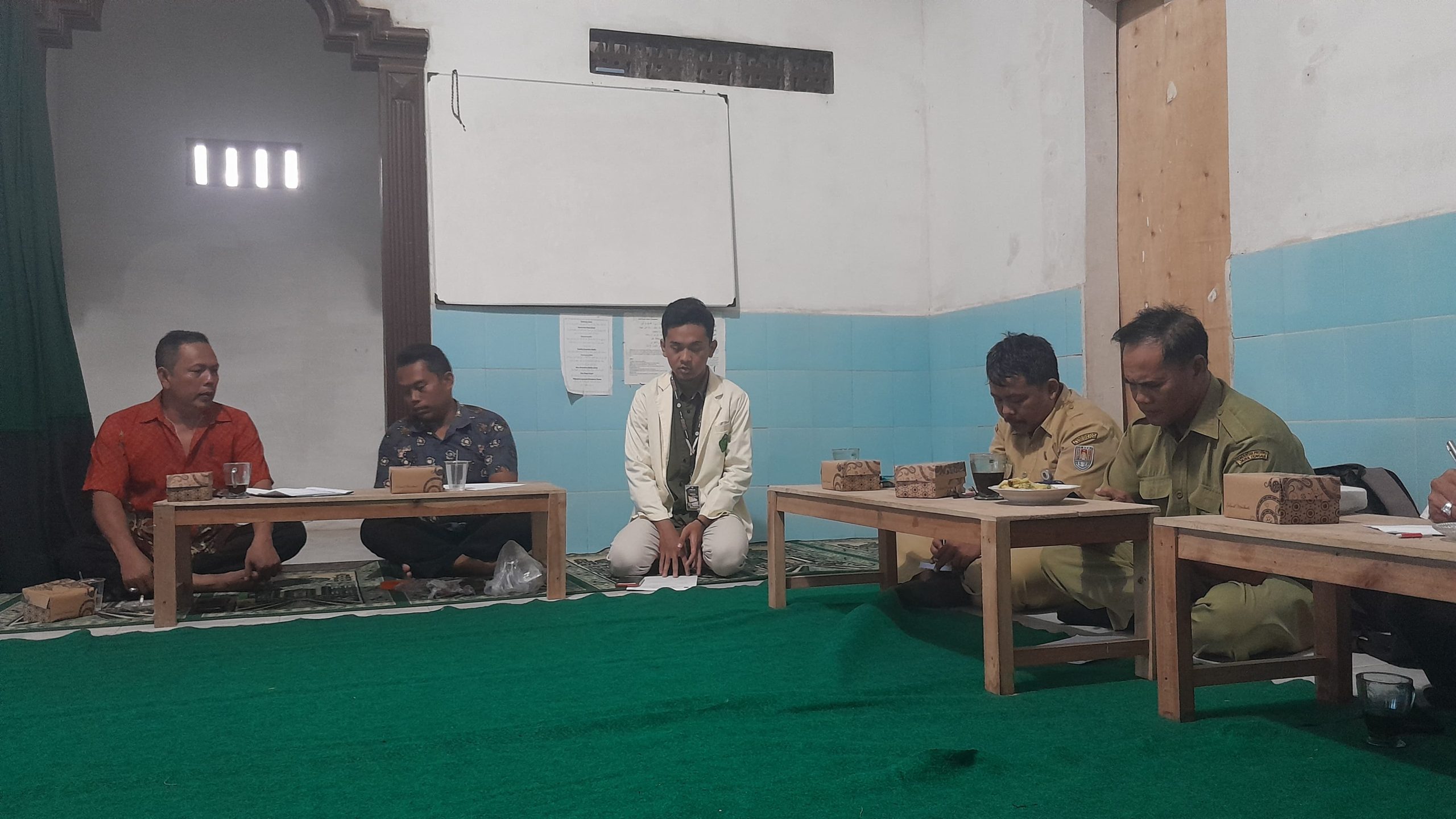 Gotong Royong Persiapan HUT RI Ke 79 Bekerja Sama Dengan KKN UNUGHA dan Panitia Perayaan HUT RI Desa Karangtawang