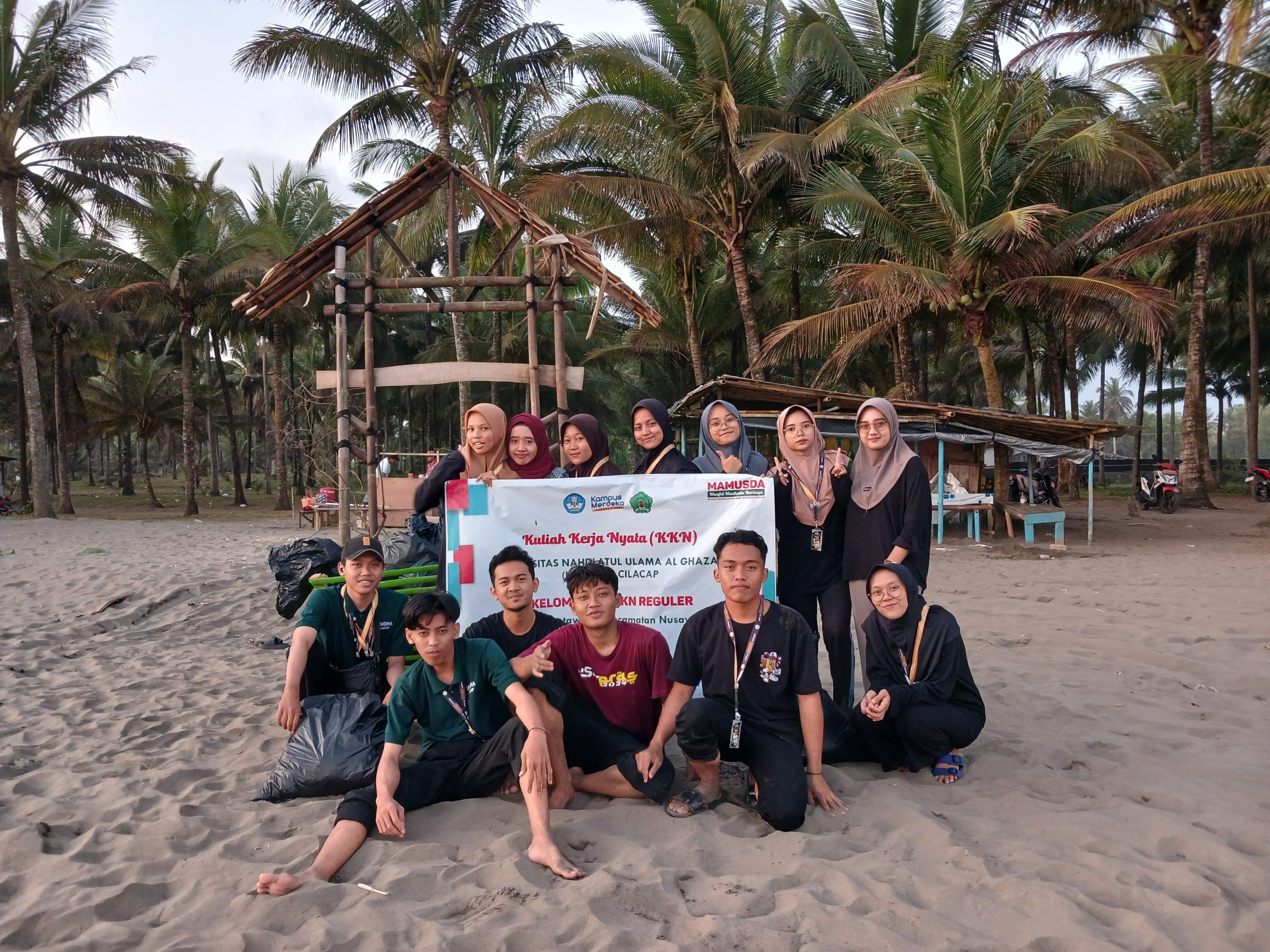 Pengalokasian Tempat Sampah dan Pembersihan Lingkungan Pantai Sekitaran Desa Karangtawang KKN UNUGHA